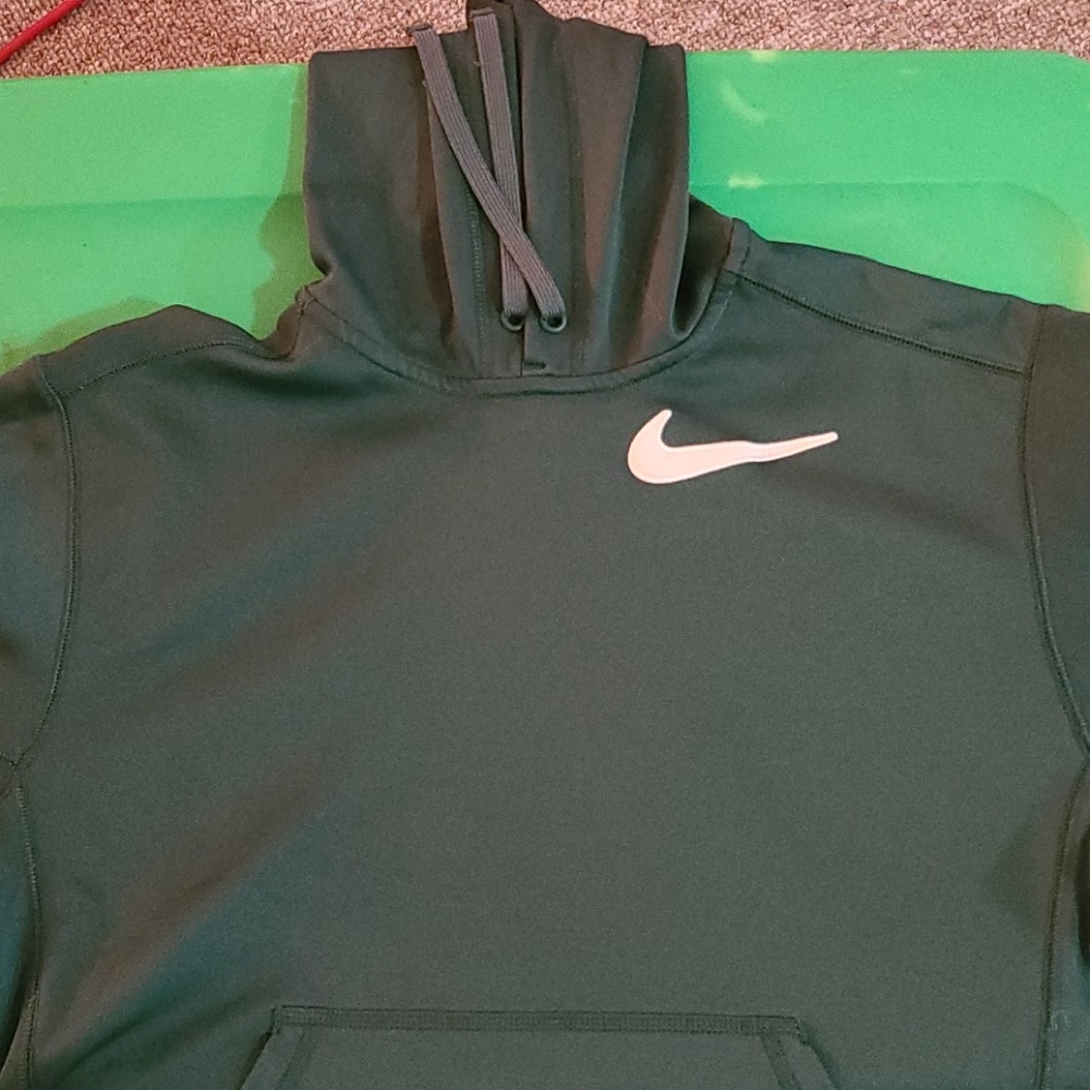 Nike Therma fit hooded sweatshirt